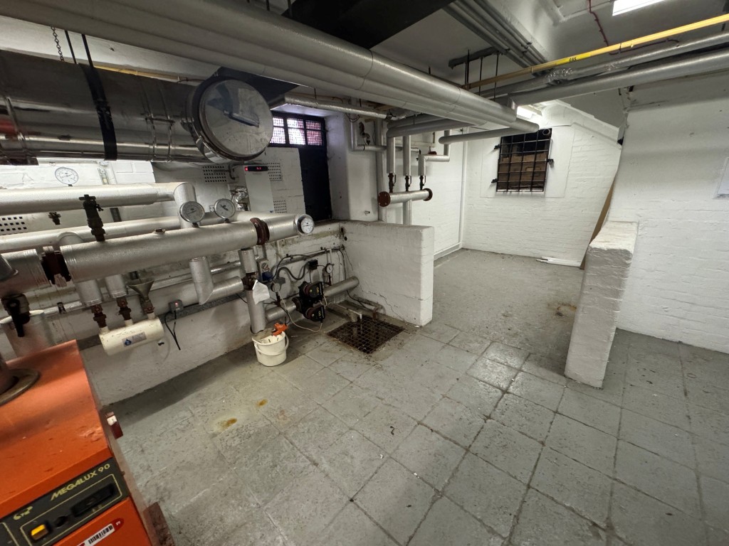 Lot: 42 - FREEHOLD PREMISES IN CENTRAL LOCATION WITH PARKING - Basement - boiler room area